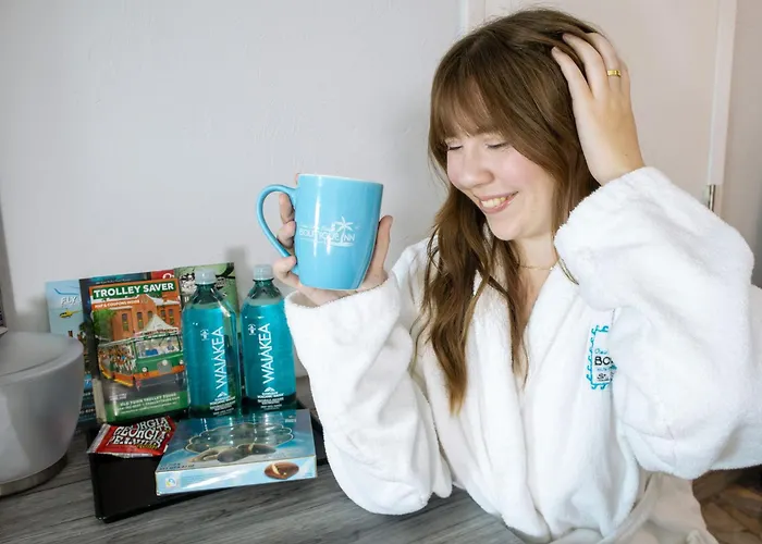 New 2026-Ocean Sands Beach Boutique Inn-24Hr Sauna And Salt-Mineral Pool-Free Beach Bikes And Famous Beach-Fresh Baked Cookies-Popcorn-In Room Bathrobes-Sunscreen-65 Inch Tvsnetflix-Bedside Candy-Free Laundry- 4 Grand Black Beds-Call & Save-1-252-Aha